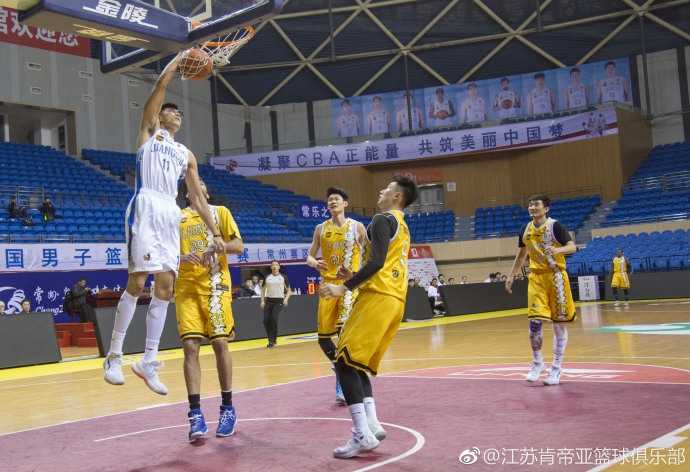 比赛结束后，肯帝亚全体球员聚拢在场地中央，肩并肩围成一圈互相鼓劲，汗水浸透的球衣见证着他们的努力