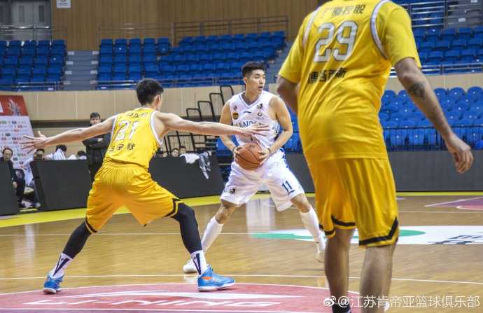 篮下激烈卡位，肯帝亚内线球员肌肉紧绷，用尽全力顶防广厦外援博洛西斯的背身单打，手臂肌肉线条充满力量感