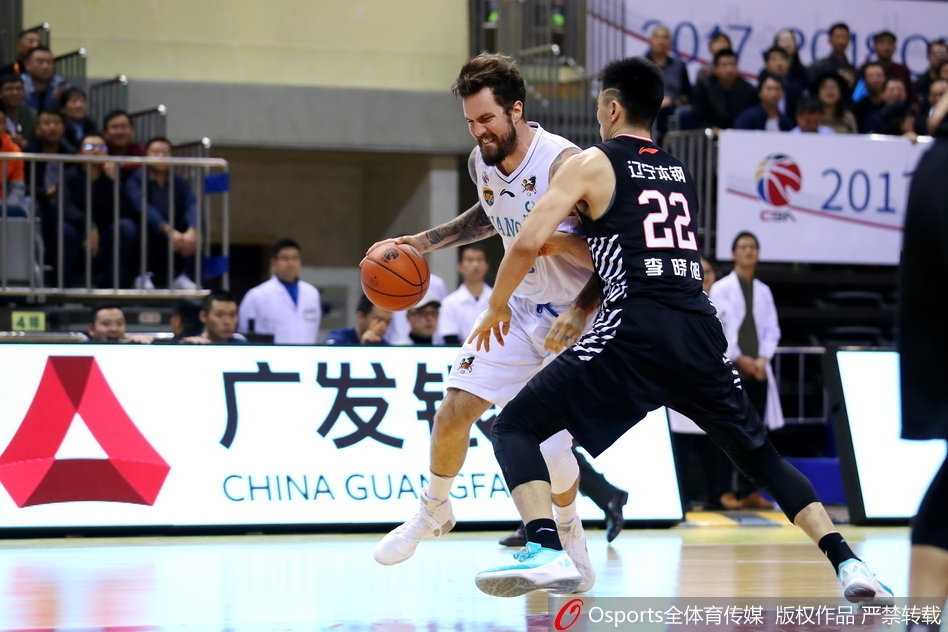 辽宁队后卫赵继伟如精灵般穿梭于防守缝隙中，他眼神犀利，送出一记精妙的背后传球，瞬间撕开了对手的防线。