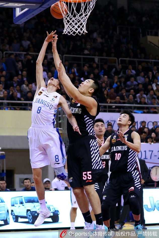 辽宁核心郭艾伦持球强行突破，他脸上写满了专注与杀气，如一把尖刀直插江苏队禁区，防守球员只能无奈跟随。