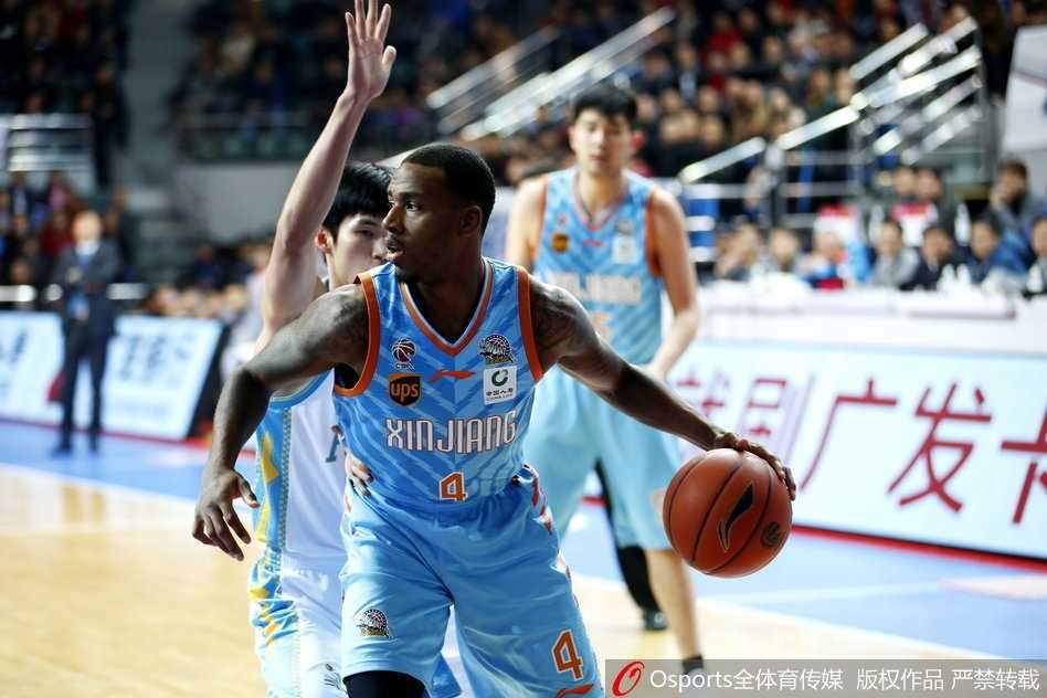 哈里斯背身单打巧妙转身，后仰跳投动作美如画仿佛科比附体技惊四座