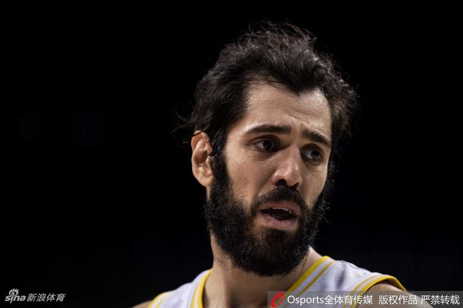 希克森在斯托克斯的严密防守下，依然在失去平衡的瞬间完成一记不可思议的负角度投篮，篮球神奇般落入篮筐