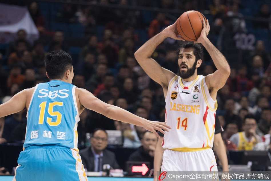 福建队球员突破上篮瞬间，他与同曦队防守球员在空中激烈对抗，展现了篮球运动的力与美