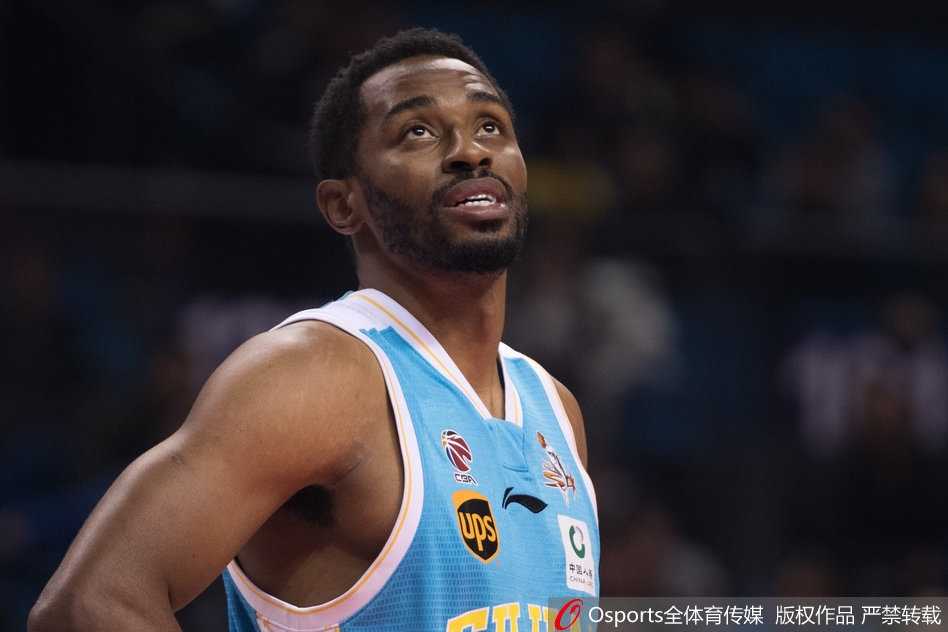 南京新主场青奥体育馆内座无虚席，热情的球迷们掀起人浪，共同见证球队在新主场的首场胜利