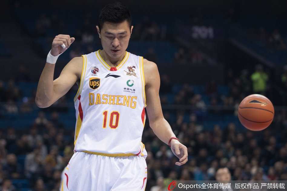 同曦队球员巴赫拉米运球推进，他眼神坚定地观察队友跑位，准备组织关键的加时赛进攻