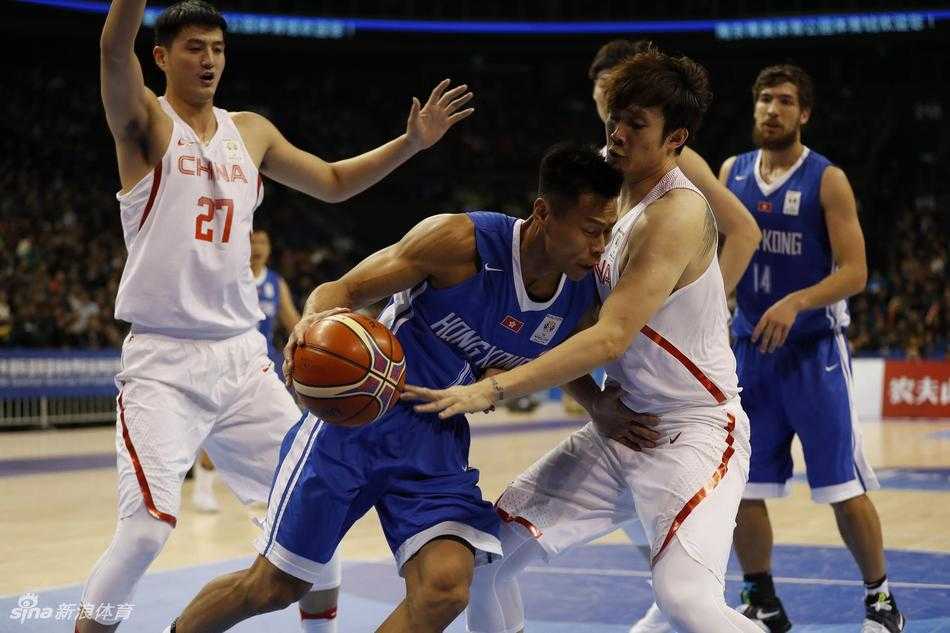 王哲林在三人包夹下依然强势摘得篮板，其壮硕的身躯在对手禁区形成绝对统治，展现了内线核心的强大统治力。