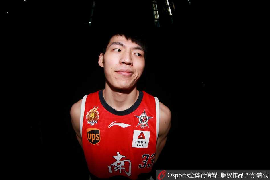 赵睿与周鹏的将帅组合，年轻新星与老队长的眼神交流，传递着广东男篮的传承与默契