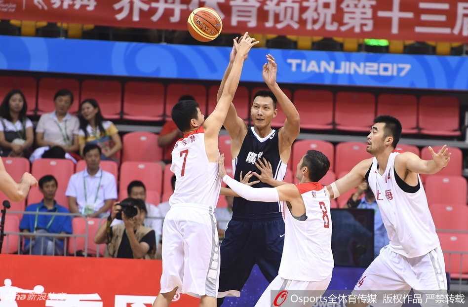 广东队主教练尤纳斯在场边激情指挥，他张开双臂，手势坚定有力，向场上球员传递着必须稳住阵脚的战术指令。