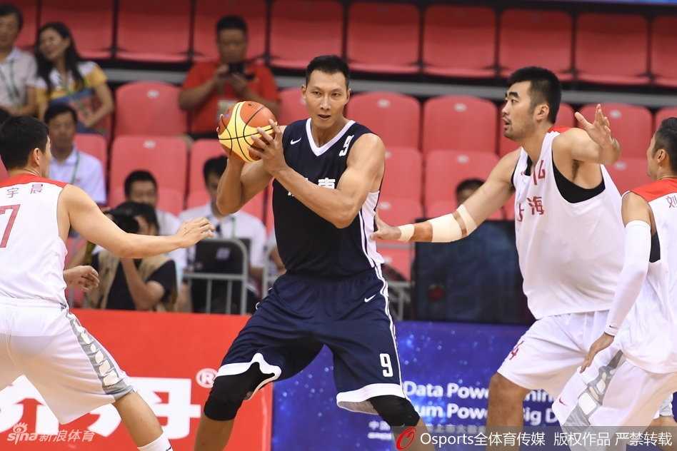 年仅19岁的小将胡明轩在外线稳稳出手，篮球划过一道完美的弧线空心入网，他用精彩表现证明了自己的大心脏。
