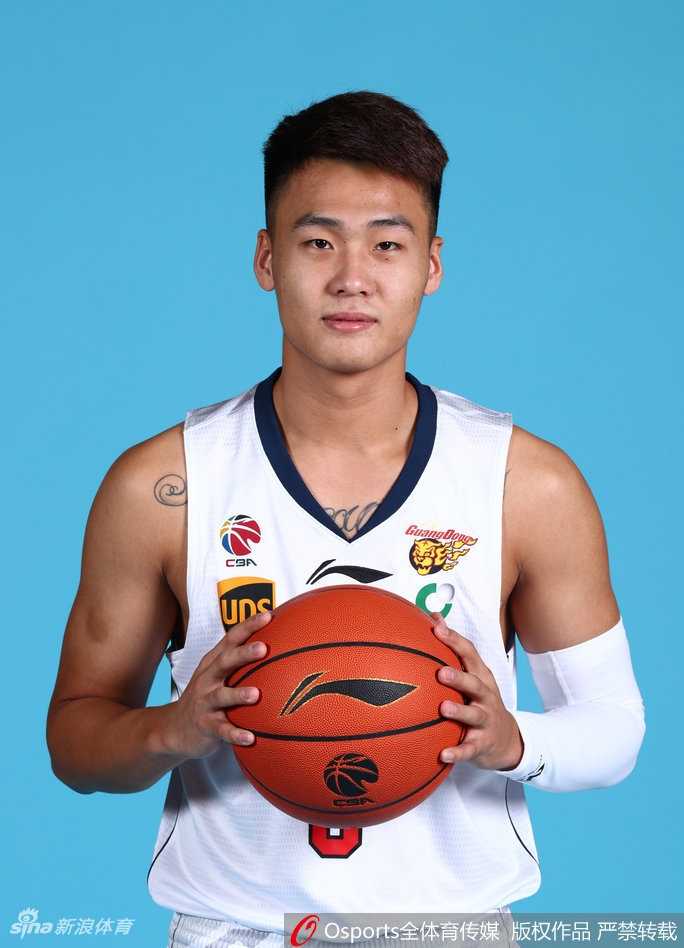 三分神射手弗雷戴特手持篮球目光如炬，他精准的投篮将成为南区队打破僵局的关键。