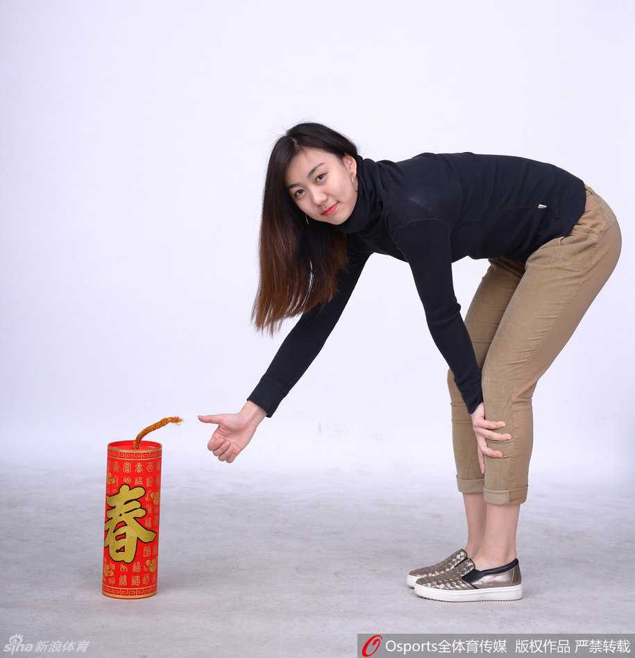 全体队员在镜头前定格下这辞旧迎新的珍贵瞬间。从初出茅庐的新星到功勋卓著的老将，每个人的脸上都洋溢着对未来的憧憬。这张合影不仅记录了2017年的新春，更见证了一支未来霸主在此刻的蓄力与团结。