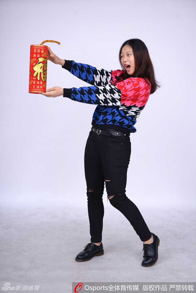 陈丽宇与队友们亲密地靠在一起，手中的福字和对联透出浓浓的年味。她们的眼神清澈而坚定，仿佛在透过镜头向所有支持者传递一个信息：这支年轻的广东女篮，未来可期。