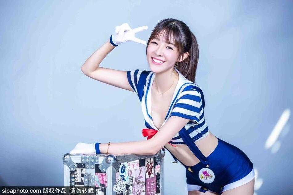 镜头拉远，几位啦啦队员排成一列，修身的 water 服勾勒出青春曲线，她们手搭着手，笑容灿烂，如同战舰上英姿飒爽的女水手。