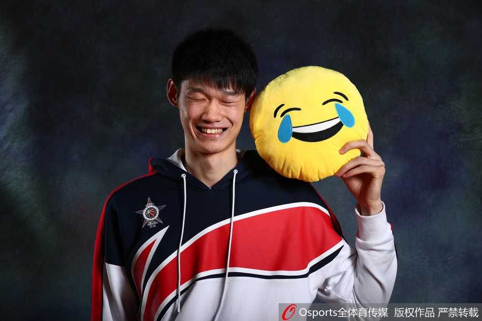 顾全在个人写真中展现本土射手风采，姿态放松却暗藏杀机，预示着他将在主场迎来爆发。