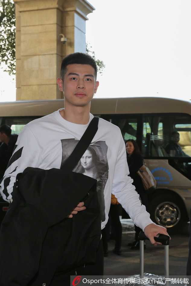 江苏肯帝亚队外援拉杜利察背着双肩包，手里提着印有CBA标志的袋子，对着镜头比出胜利的手势，心情十分愉悦