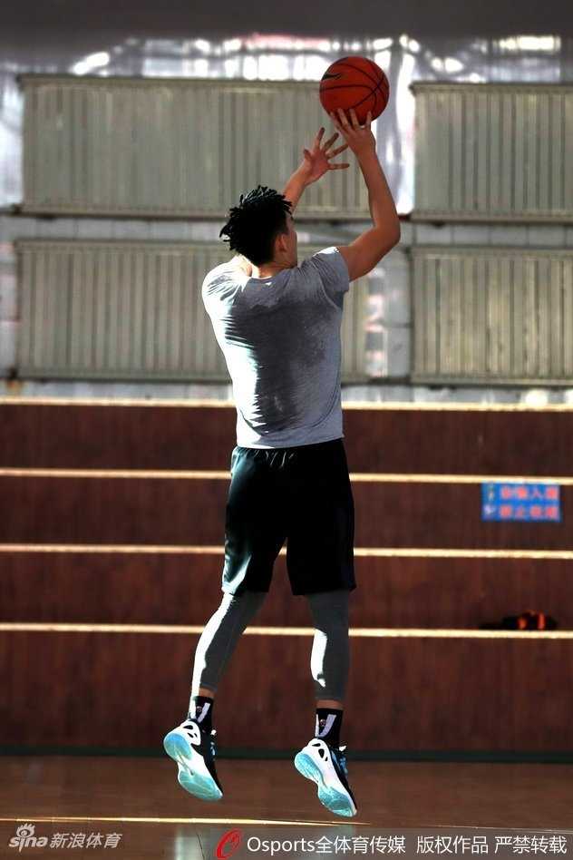 小外援亚当斯在训练中眼神坚定，作为球队头号得分手，他的发挥依旧是新疆取胜的关键钥匙