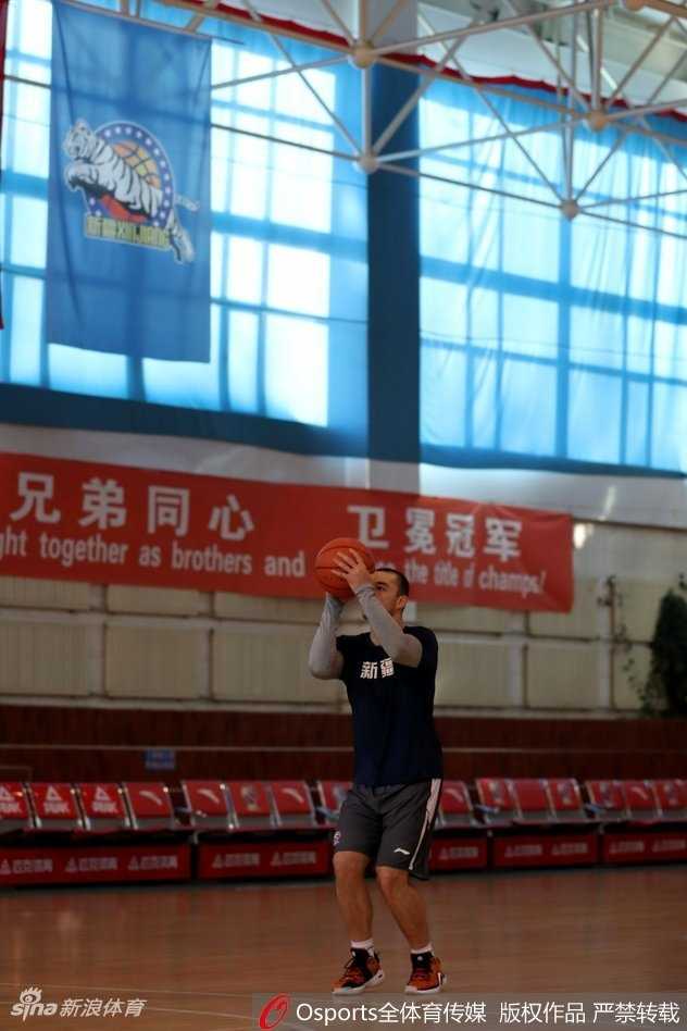 新疆男篮全体队员围成一圈加油鼓劲，团队凝聚力是他们从卫冕冠军走向更强的不二法门