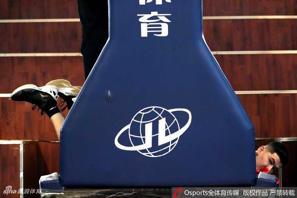 可兰白克在底角进行三分投篮训练，作为外线防守尖兵，他的三分冷箭同样不可或缺