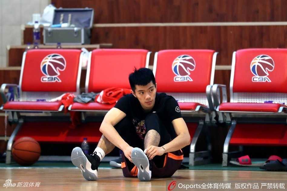 训练间隙，内线悍将孙桐林与队友进行挡拆配合练习，力求在内线对抗中占据上风