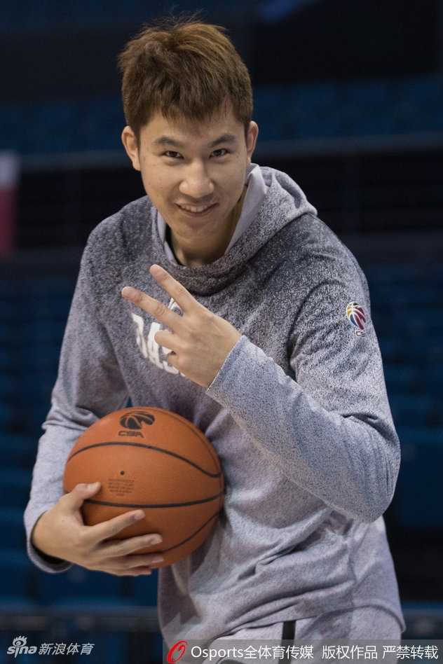 当家外援希克森在低位要球，肌肉线条在灯光下如同雕塑，眼神死死盯住篮筐，仿佛下一秒就要将球狠狠砸进篮筐。