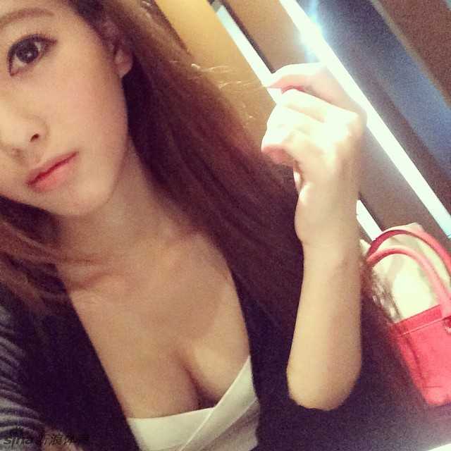 张小壹在街头回眸一笑，简单的白T恤配牛仔短裤，清爽的穿搭却因她那双笔直修长的美腿而变得时尚感十足