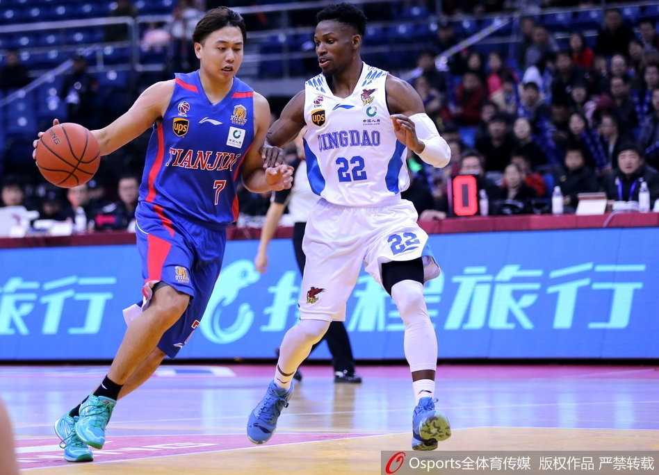 内线悍将苏伟在天津队禁区筑起铜墙铁壁，他用强壮的身躯卡住有利位置，高高跃起将篮板球稳稳收入囊中，为队友的进攻提供了坚实后盾。