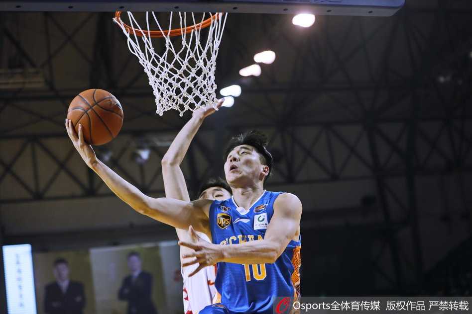 吉林队老将张彪在篮下利用梦幻脚步晃起防守球员，随后轻松打板得分，动作一气呵成，体现了国产内线的扎实技术与丰富经验。