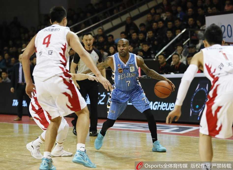 兰德里在重重包围之下强硬摘下进攻篮板，他肌肉隆起的手臂和专注的神情，完美诠释了“神鸟”在内线的霸主地位。