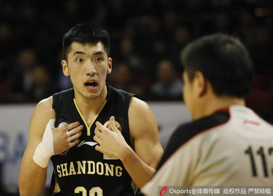 山东队外援莫泰尤纳斯在三人合围之下，依然保持着欧洲球员的优雅，他巧妙地将球从防守者的缝隙中传给空切的队友，眼神中透露出洞察一切的智慧，仿佛一位掌控全局的指挥官。