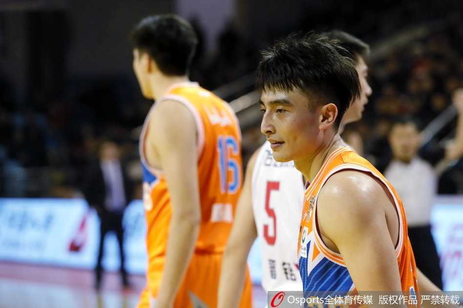 吉林外援持球强行突破，上海队两名防守球员形成合围，场上火花四溅