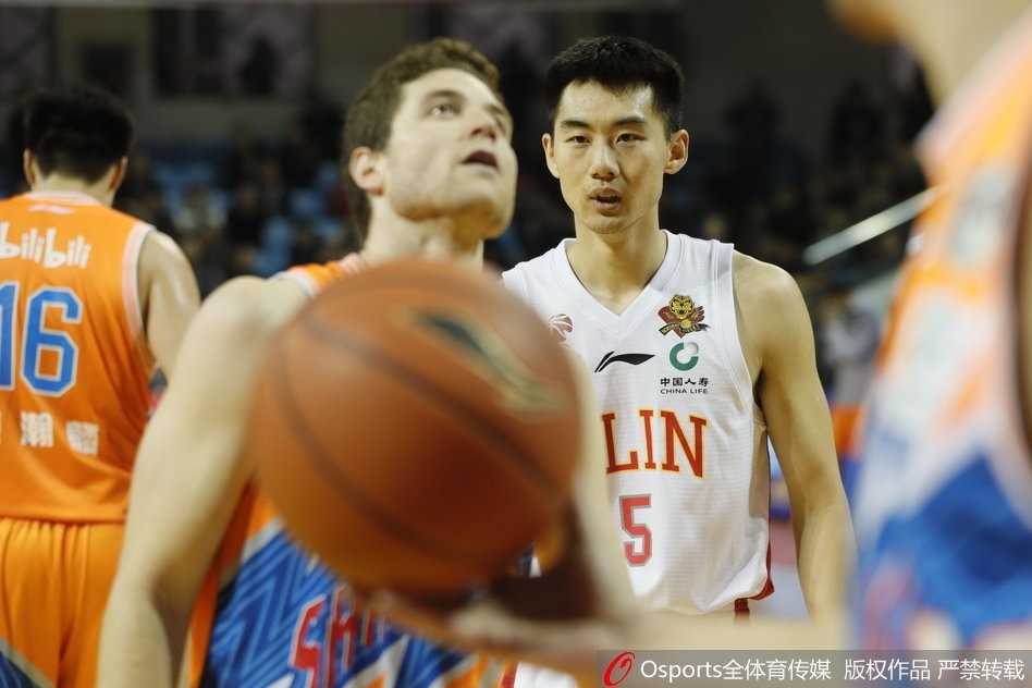 上海队外援弗雷戴特面对贴身防守，后仰跳投出手，篮球划出美妙弧线