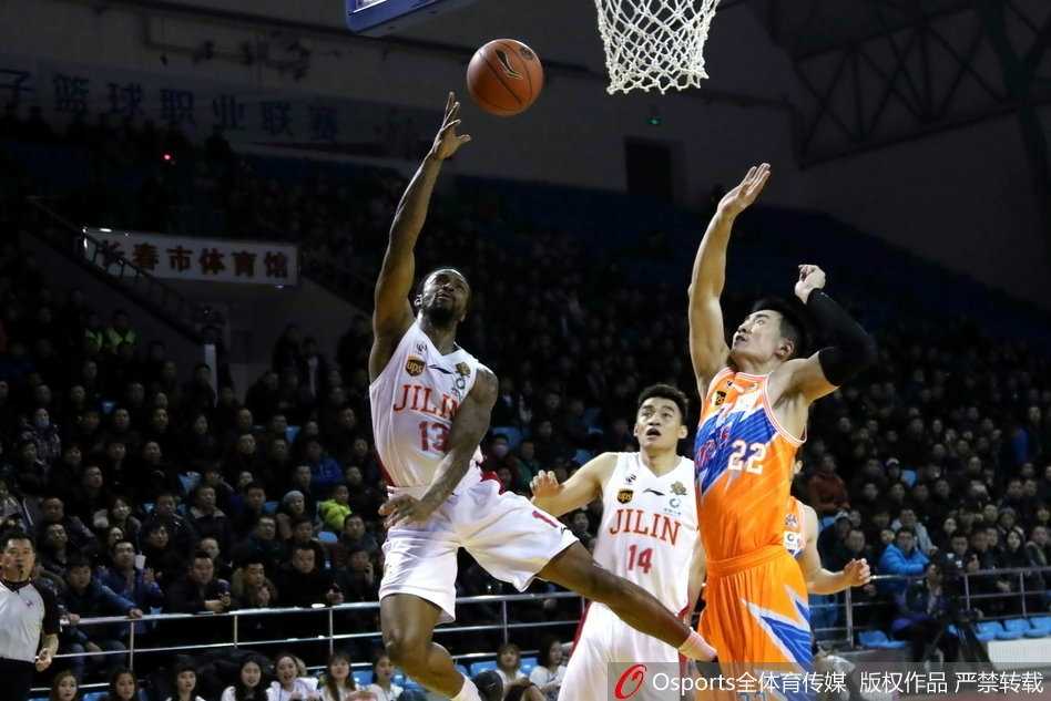 终场哨响，吉林队员神情落寞地走向场边，上海队员则相互击掌庆祝这场来之不易的胜利