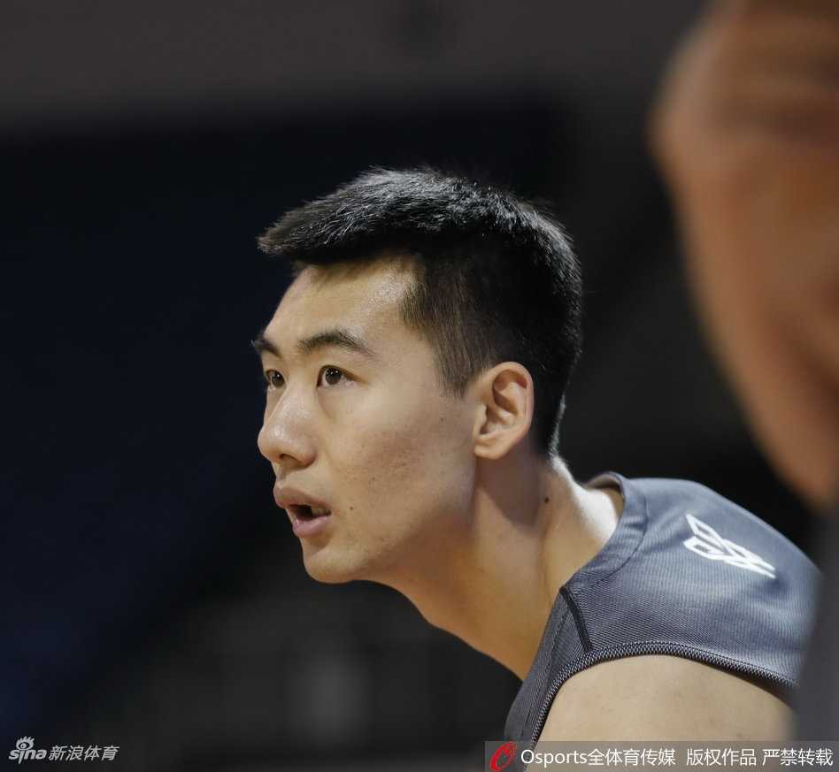 韦弗眼神坚毅运球突破，在训练中展现出极强的个人攻击欲望，准备在主场点燃进攻火焰。