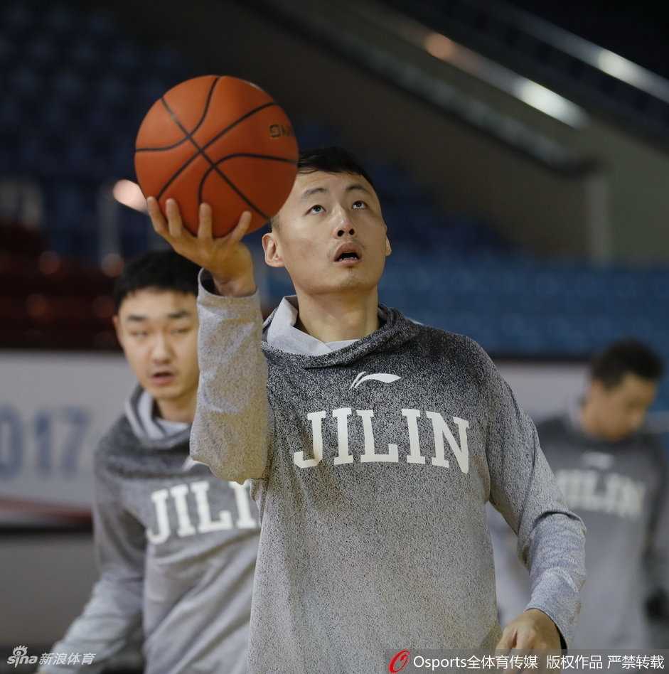 吉林男篮全队合练画面，球员们跑动积极，战术配合默契，展现出良好的团队备战氛围。