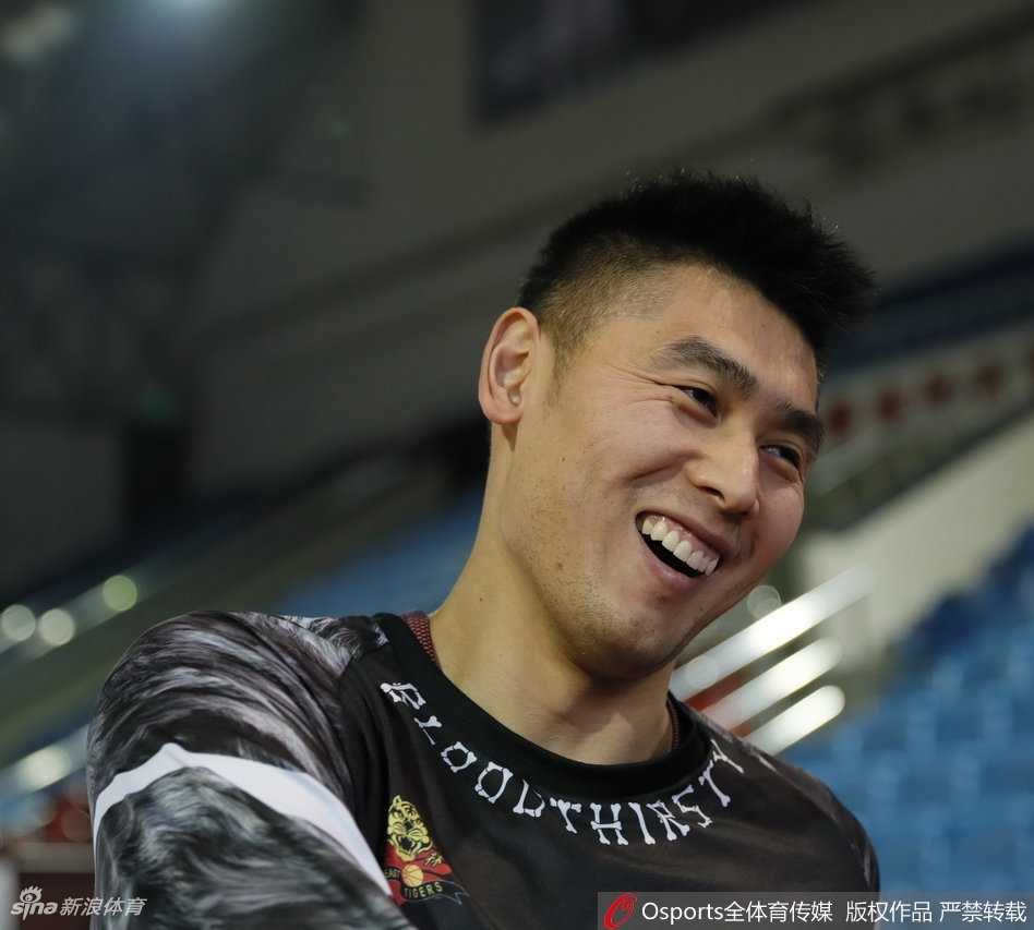 丁彦雨航训练中持球面对防守，神情专注而自信，作为山东队的绝对核心，他将在客场全力争胜。