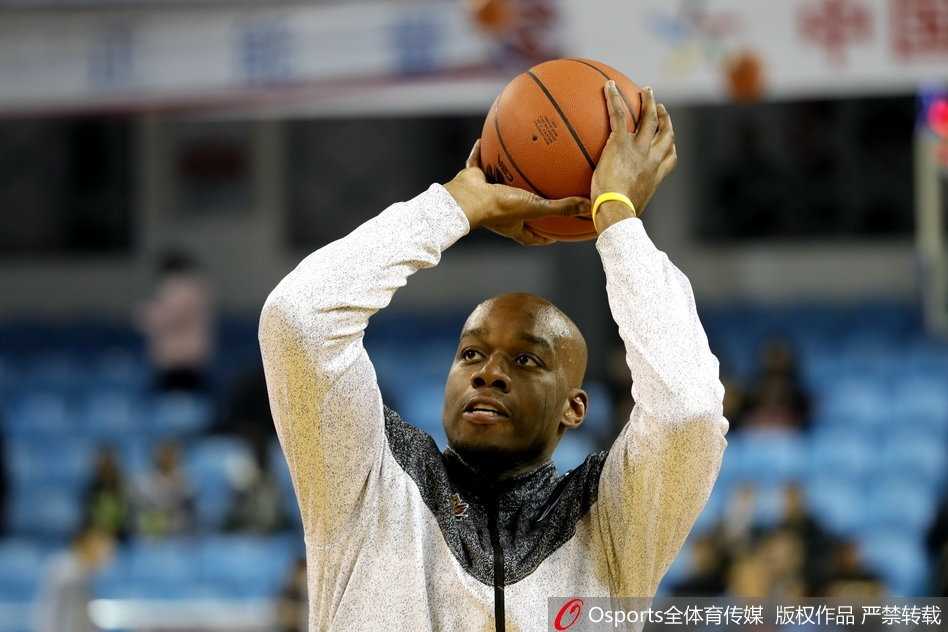 赛前热身环节，吉林球员正在进行折返跑练习，脸上挂着的汗珠和坚毅的眼神，诉说着他们为了这场比赛早已做足了体能储备。