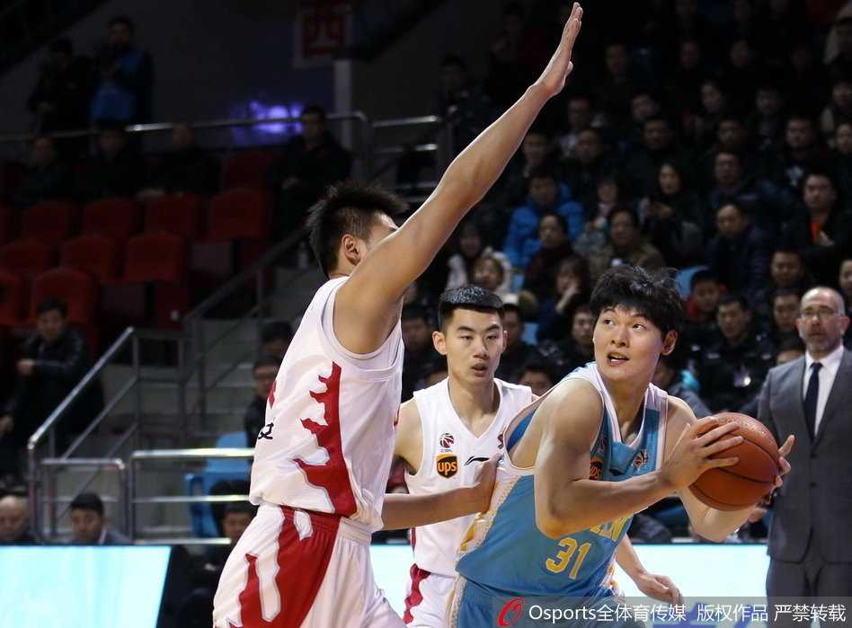 吉林外援兰德里在万军丛中强起摘板，肌肉碰撞的激情仿佛要溢出屏幕，二次进攻得分为东北虎苦苦支撑。