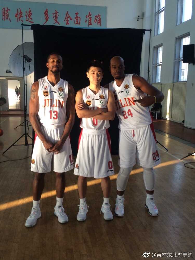 兰德里与韦弗两位火箭旧将重逢在吉林，高诗岩面带青涩笑容站在中间，三人的东北虎战袍格外醒目，一段全新的篮球旅程就此启程。