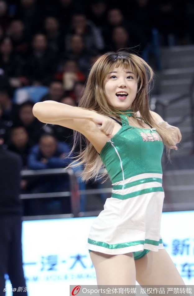 队员在观众手机的环绕中热舞，脸上绽放灿烂笑容，与看台闪光灯交相辉映