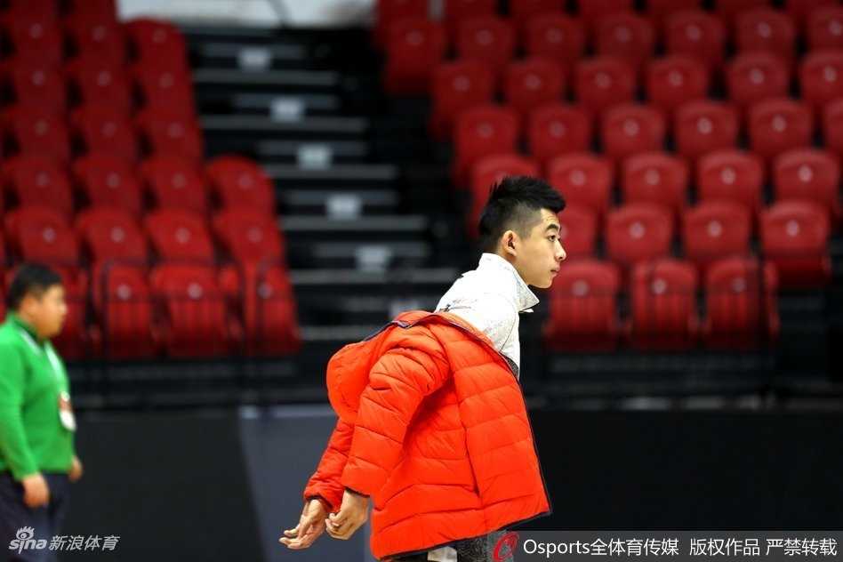 兰德里在训练中露出搞怪表情，张嘴瞪眼化身表情包，逗乐了场边所有队友和工作人员。