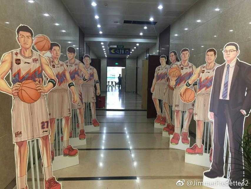 媒体日现场，弗雷戴特身穿上海队战袍，双手叉腰站在球队背景板前，眼神坚定地凝视前方，浑身散发着顶级得分手独有的杀气。