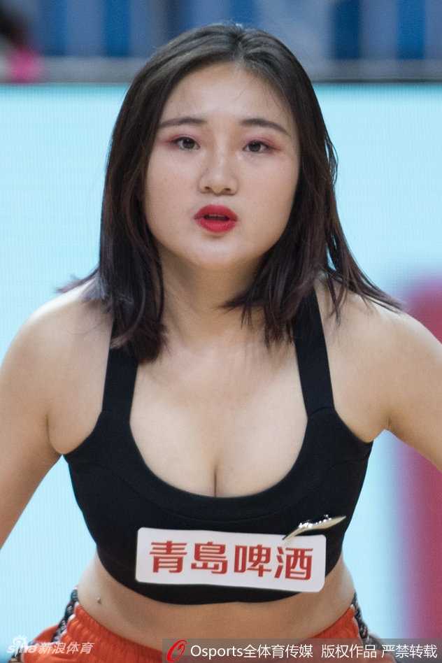 伴随着动感音乐的节拍，同曦啦啦队员们在场地中央纵身跃起，修长的身姿与动感的舞步吸引了全场目光