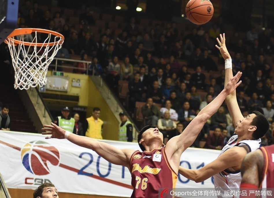广州小外援克里斯顿面对浙江队高压防守，冷静指挥队友跑位，他全场虽然手感一般，却命中了最关键的两记三分