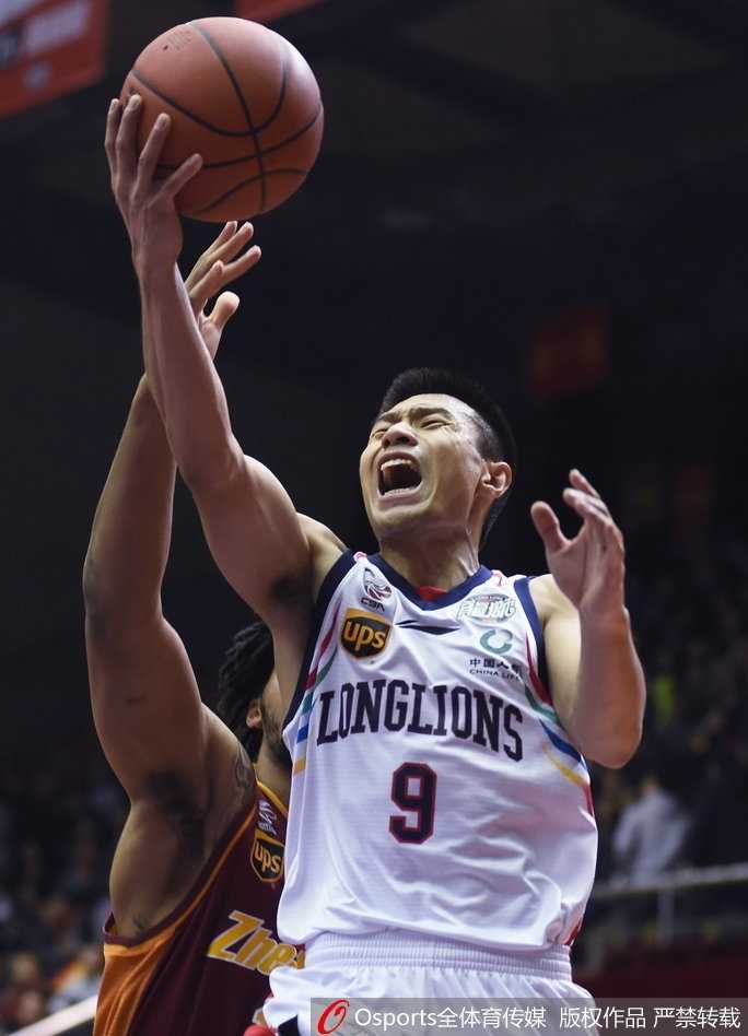 吴前低头离场，背影写满失落，全场最高分却难求一胜，与广州队球员的狂喜形成鲜明对比