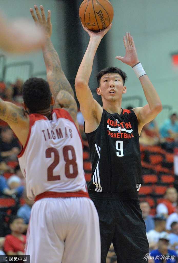 无论球在哪个方向，周琦的目光始终紧盯着对手的移动步伐，张开双臂时刻准备补防，专注的神情仿佛猎人在巡视自己的领地。