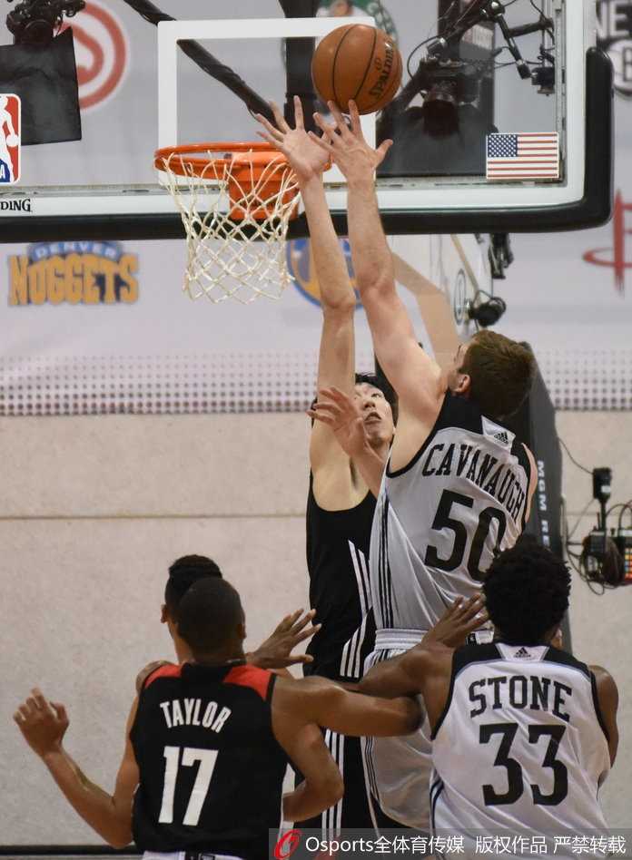 周琦在人群中强硬卡位，双臂高高举起，在与对手的拼抢中稳稳控制住篮板球