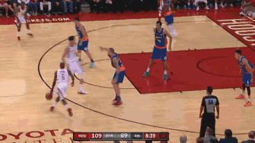 周琦在进攻端机警地观察场上局势，他与哈登完成了一次精彩的挡拆配合后迅速顺下，接球后面对防守单手劈扣，动作一气呵成。