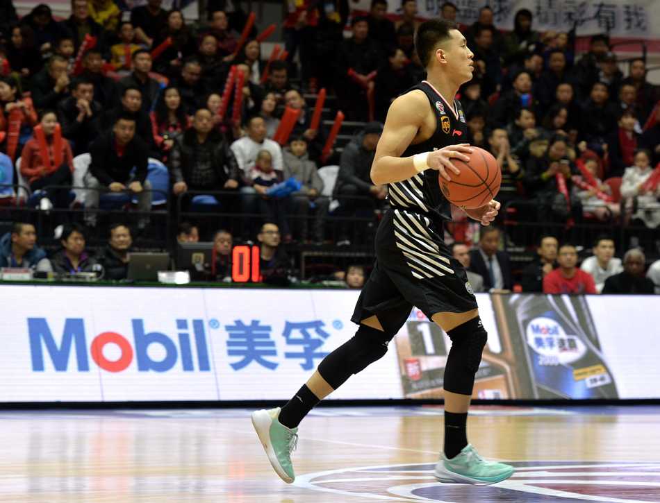 赵继伟在亚当斯的紧逼防守下艰难组织进攻，他犀利的突破和精准的传球是辽宁队能够咬住比分的关键。