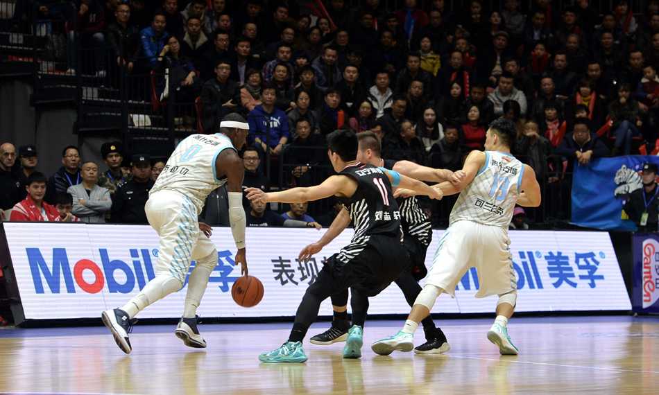 周琦高高跃起，用一记势大力沉的双手暴扣宣示着新疆队对禁区的绝对统治，这关键一球彻底点燃了替补席。