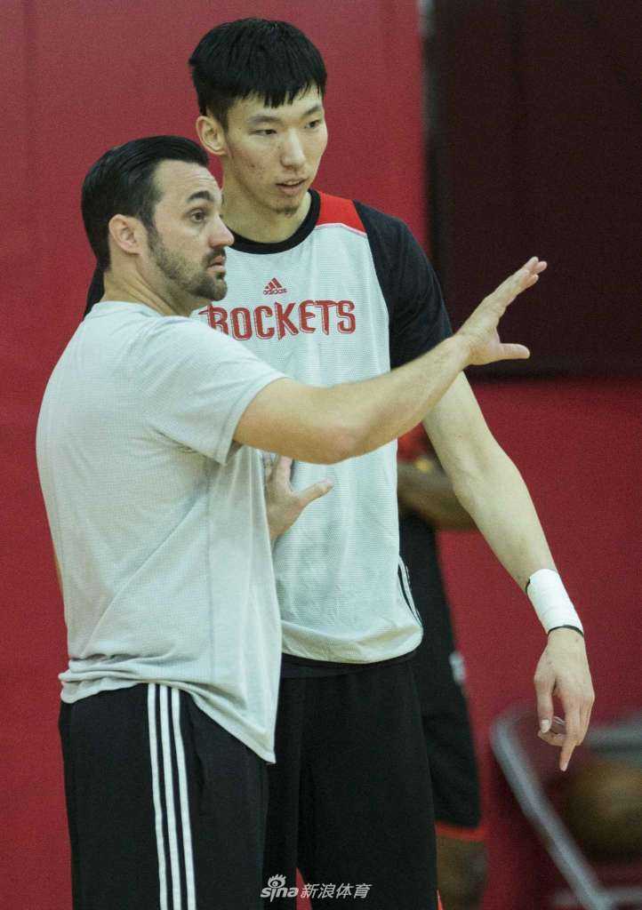 火箭队总经理莫雷亲临训练场，他一手拿着球员名单，一手指点着上面的名字，正与身旁的教练组进行着严肃的交流，目光不时投向场上的周琦。